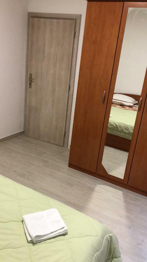 Apartmans And Rooms "Slavica" Novalja Bagian luar foto