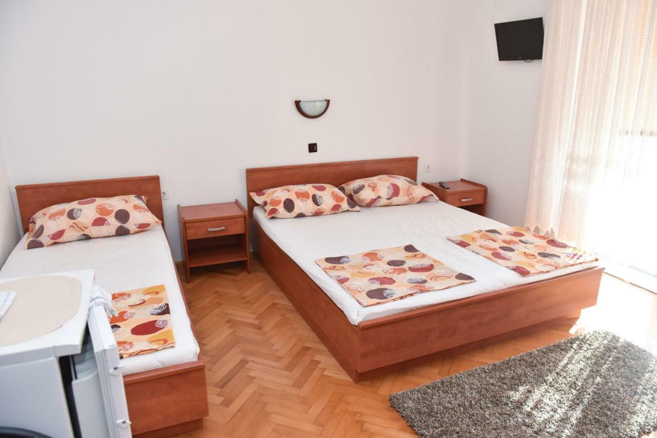 Apartmans And Rooms "Slavica" Novalja Bagian luar foto