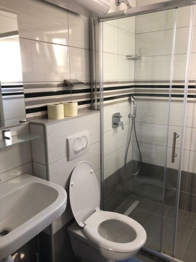 Apartmans And Rooms "Slavica" Novalja Bagian luar foto