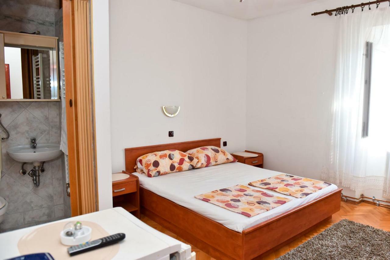 Apartmans And Rooms "Slavica" Novalja Bagian luar foto