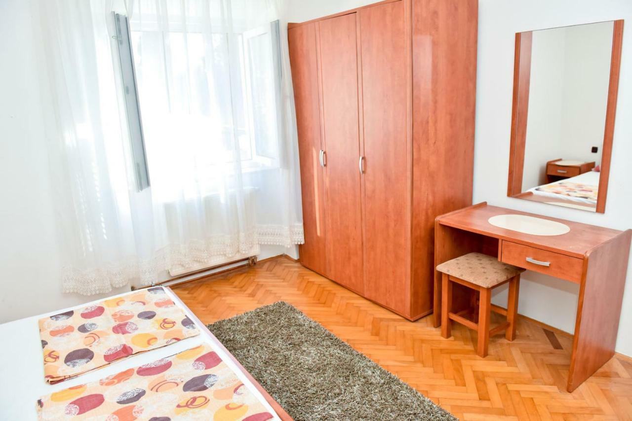 Apartmans And Rooms "Slavica" Novalja Bagian luar foto