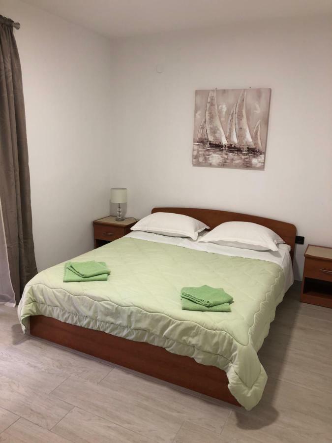 Apartmans And Rooms "Slavica" Novalja Bagian luar foto